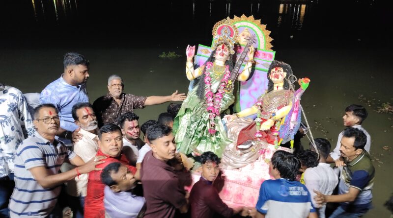 বিসর্জনের মধ্য দিয়ে শেষ হলো ৬ দিনব্যাপী শারদীয় দুর্গোৎসব